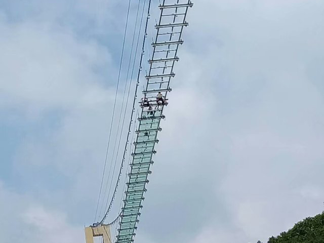 玻璃吊橋